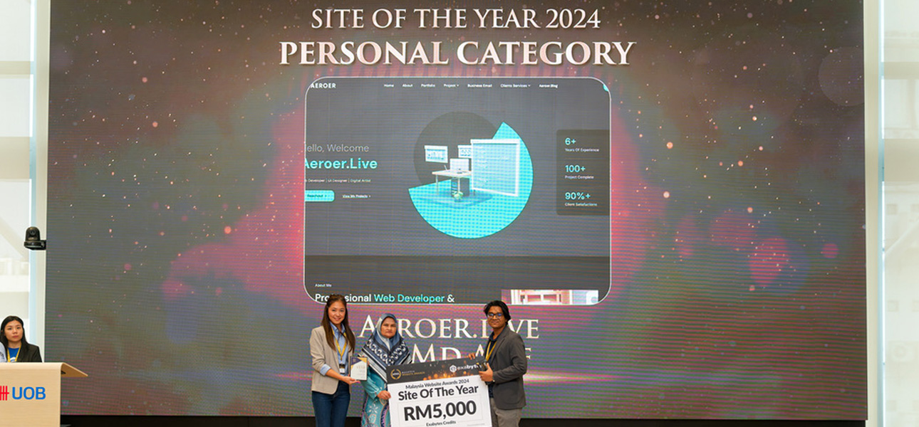 aeroer.live announced as Site of the Year 2024, Personal Category, on stage at the MWA ceremony